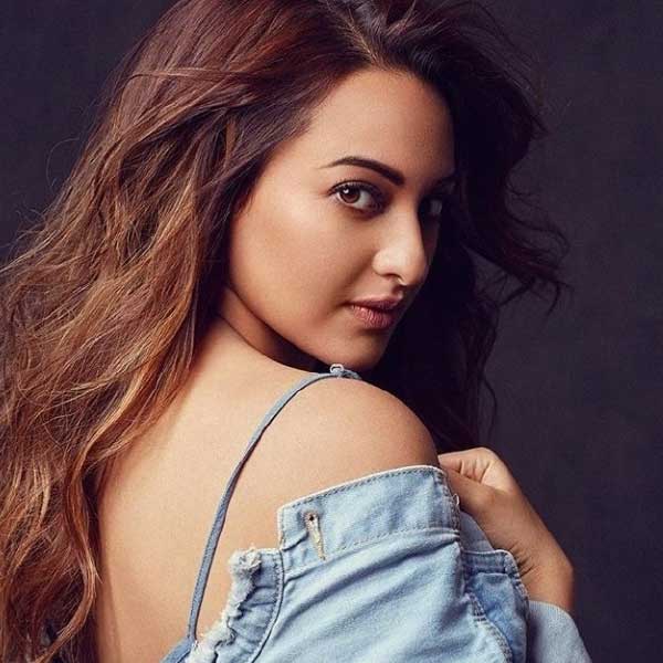 অভিনেত্রীর সাক্ষাৎকার শেষ হলে তিনি আবার সেই রাস্তা দিয়ে ফিরে যান। বলিপাড়ায় তাঁদের সম্পর্ক নিয়ে গুঞ্জনও বাড়তে শুরু করে।