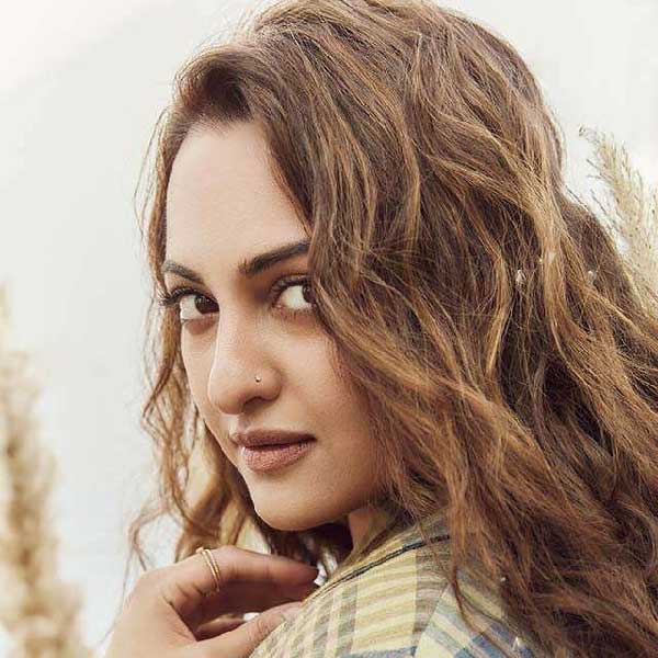 সোনম টুইট করে সোনাক্ষীকে জিজ্ঞাসা করেন তাঁদের মধ্যে সম্পর্ক খারাপ হল কবে? এই প্রশ্নের উত্তরে সোনাক্ষী জানান, দুই অভিনেত্রীর নাকি কিছু দিন আগেই দেখা হয়েছিল। কিন্তু ছবি তুলতে ভুলে গিয়েছেন।