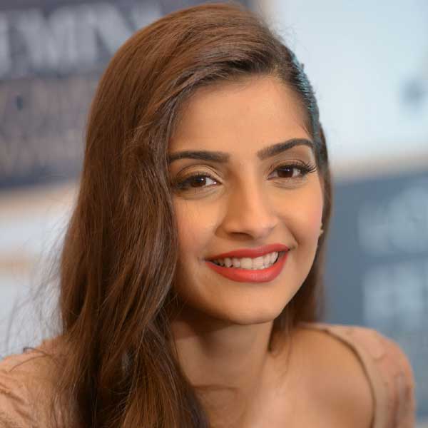 পরের বার দেখা হলে তাঁরা ছবি তোলার কথা মাথায় রাখবেন— মজার ছলে সোনমের প্রশ্নের উত্তর দেন সোনাক্ষী। দুই অভিনেত্রী এই টুইটগুলি অন্য কথা বলে।