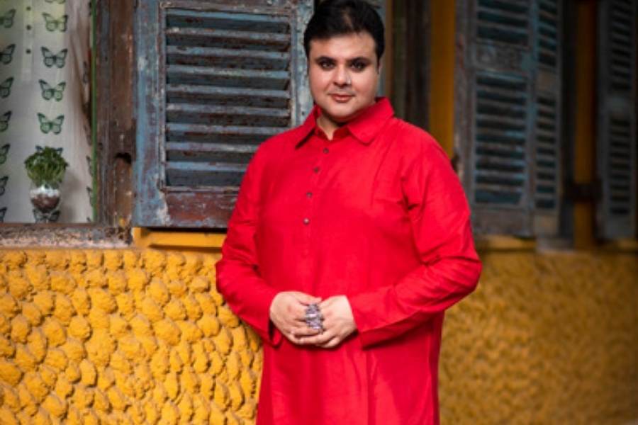 তৃতীয়া থেকে অষ্টমী কাটবে কলকাতাতেই। অনুষ্ঠানে আর বন্ধুদের সঙ্গে আড্ডায়। অনুষ্ঠানে একরঙা পোশাক পরতেই পছন্দ করেন তিনি। 