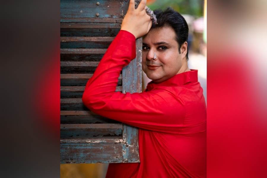 লাল রঙের কুর্তার সঙ্গে হাতে আংটি আর নাকে নাকছবি। একেবারে অন্য রকম ভাবে নিজেকে মেলে ধরেছেন সুজয়প্রসাদ।