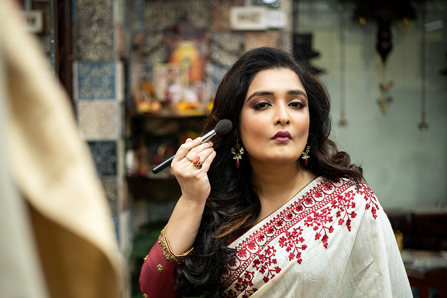 পুজোর দিনগুলোয় ফ্যাশন নিয়ে নো-কম্প্রোমাইজ। কোনটা পরলে ভাল দেখাবে, তার সঙ্গে কী মেকআপ হবে, সে সব আগেভাগেই ভেবে রেখেছেন ত্বরিতা।