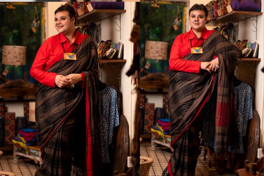 সুজয়প্রসাদ স্পষ্টই বলছেন, “আমি কী পোশাক পরব, সে ভাবনা একান্তই আমার। লাল কুর্তার সঙ্গে এই কালো ও সোনালি রঙের শাড়ি খুব মানানসই। বিশেষত উল্লেখ করতে হয় সুজয়ের সুন্দর গয়নাগুলির কথা। 