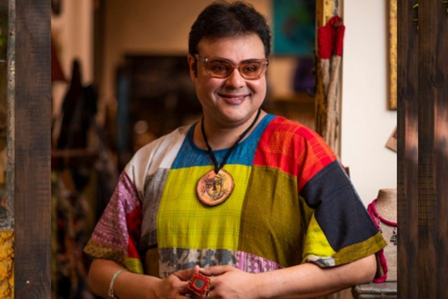 যে কোনও পোশাকের সঙ্গেই মনের মতো গয়নায় সাজেন সুজয়প্রসাদ। তাঁর পছন্দে মূলত হাতে তৈরি নানা রকমের গয়না। 