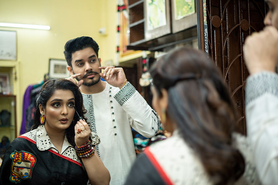 সপ্তমীর সাজ নিয়ে ভীষণই ব্যস্ত তারকাজুটি। ত্বরিতা চোখে কাজল পরতে এবং সৌরভ নিজের গোঁফে মানানসই লুক আনতে ব্যস্ত। ব্যস! আয়না নিয়ে রীতিমতো কাড়াকাড়ি!