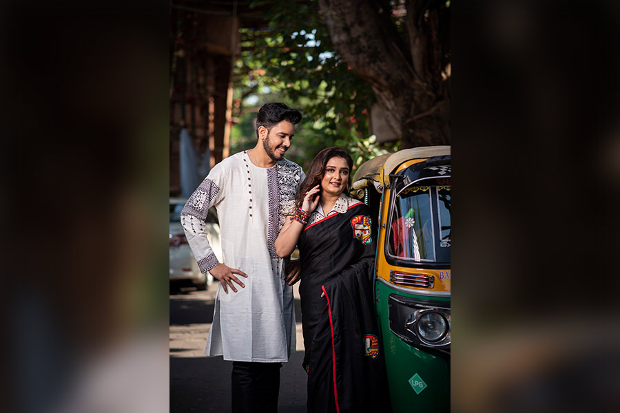 সপ্তমীতে কনট্রাস্ট সাজ। তাতেই নজর কাড়বেন সৌরভ-ত্বরিতা। 