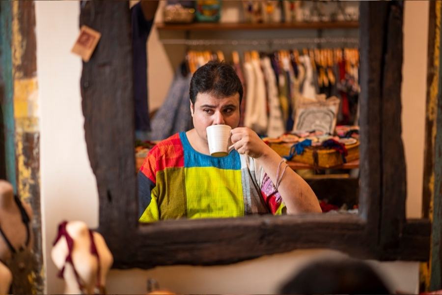 শাড়ি বা জিন্স, সব রকমের পোশাকেই সাবলীল। সুজয়প্রসাদ বাঁচেন নিজের  শর্তে। এই উত্তরণ যদিও সহজ ছিল না। বিশেষত যেখানে প্রশ্নের মুখে ছিল তাঁর সত্ত্বাই। 