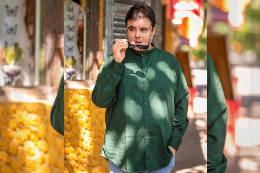 অনুষ্ঠানে  জিন্স খুব একটা পরেন না শিল্পী। তবে ভালবাসেন সব রকমের পোশাক পরতে। সবুজ শার্ট আর জিন্সে সেটাই স্পষ্ট করে দিয়েছেন সুজয়প্রসাদ।  