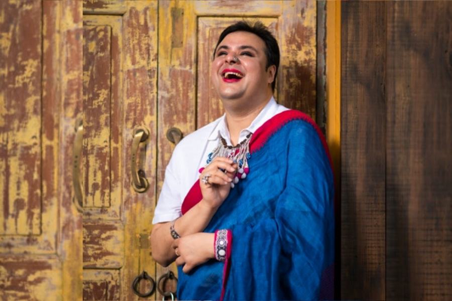 নীলরঙা শাড়িতে তিনি যেন পরম সুন্দর। চওড়া হাসিতে তাঁকে ঘিরে সব কাটাছেঁড়া, তীর্যক মন্তব্য উড়িয়ে দেওয়ার সাহস। নবমীতে একাই যাচ্ছেন শান্তিনিকেতনে। 