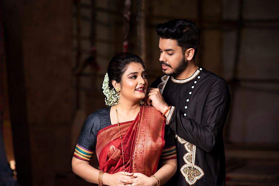 অন্য দিকে, নীল ব্লাউজের সঙ্গে আটপৌরে লাল শাড়িতে অষ্টমীর সকালে সেজে উঠবেন ত্বরিতা। কনট্রাস্টই এখন ফ্যাশন! 