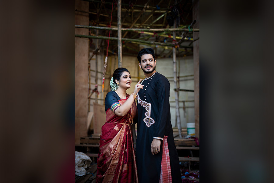 অষ্টমী মানেই শাড়ি আর পাঞ্জাবি। নীল রঙা চিকন কাজের পাঞ্জাবি সৌরভের সাজে। সঙ্গে গামছা প্রিন্টের ধুতি। 