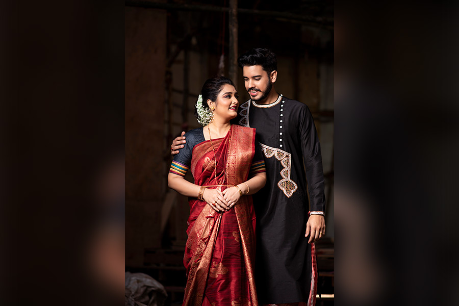 খোঁপায় সাদা ফুলের মালা, কোমরে কোমর বন্ধনী। হাল্কা সাজেই অষ্টমীতে সৌরভের মনে সুবাস ছড়াতে চান ত্বরিতা। 