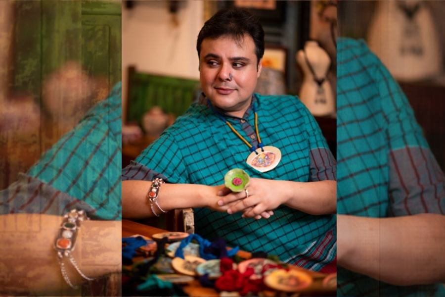 গামছা শার্টের সঙ্গে এই রেডিমেড ধুতি আর রকমারি গয়নায় অনবদ্য শিল্পী। 