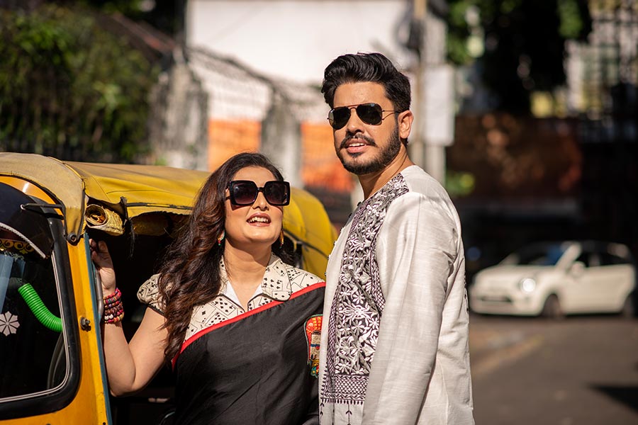 কালো চিকনের কাজ করা সাদা পাঞ্জাবিতে সপ্তমী জমে যাবে সৌরভ। সঙ্গে কালো চুড়ি প্যান্ট। রোদ চশমায় দু’জনেরই চোখ ঢাকা। 