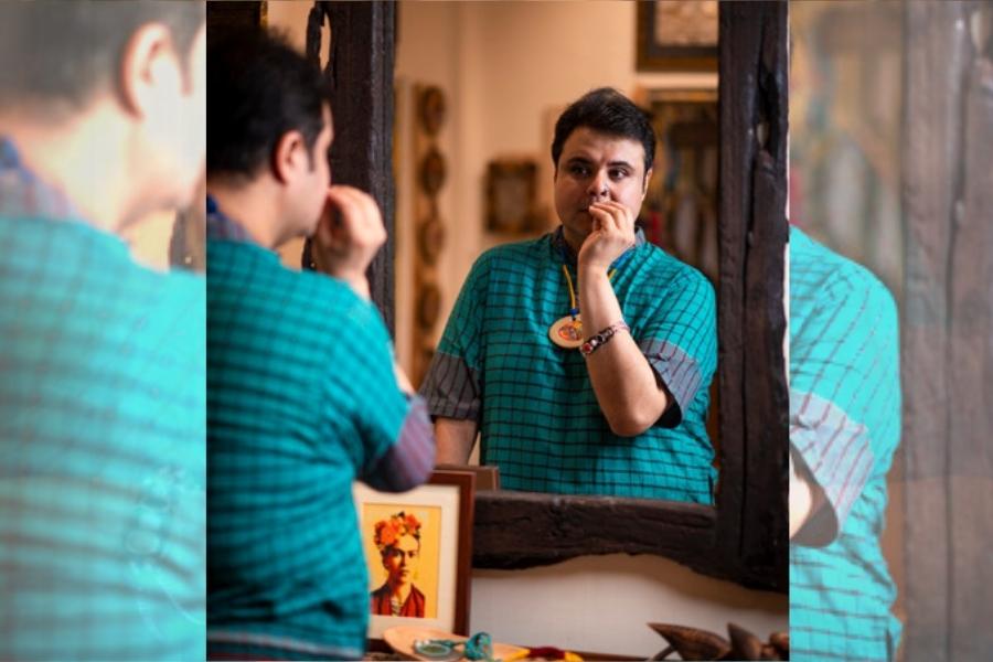 ঘরোয়া আড্ডার জন্য সুতির আরামদায়ক পোশাকই তাঁর পছন্দের। 