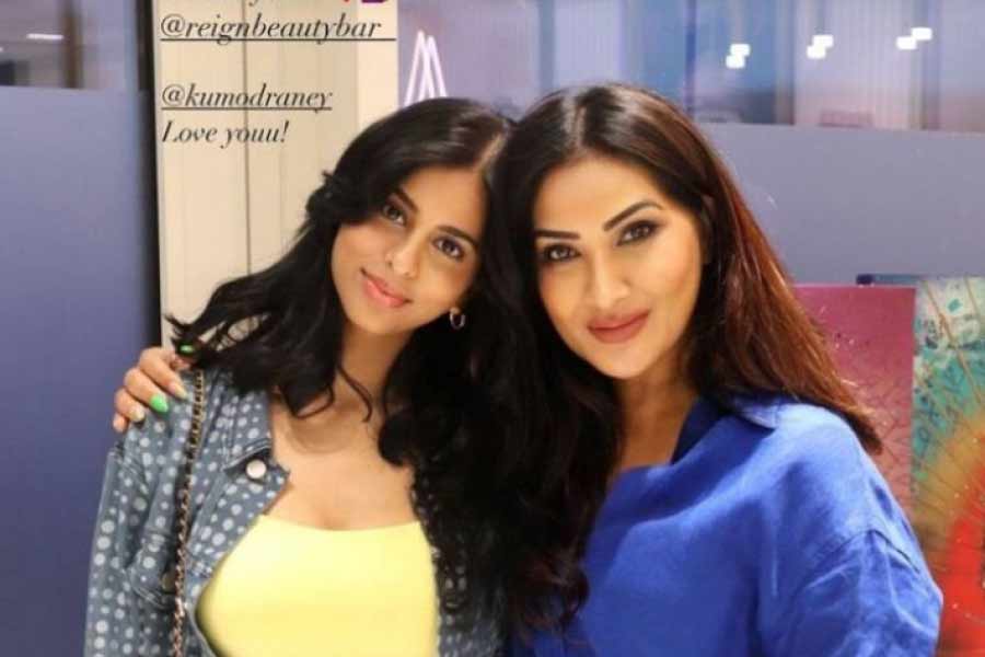 দুবাইতে ছুটি কাটাতে গিয়েছেন সুহানা এবং তাঁর বন্ধু শানায়া কপূর।