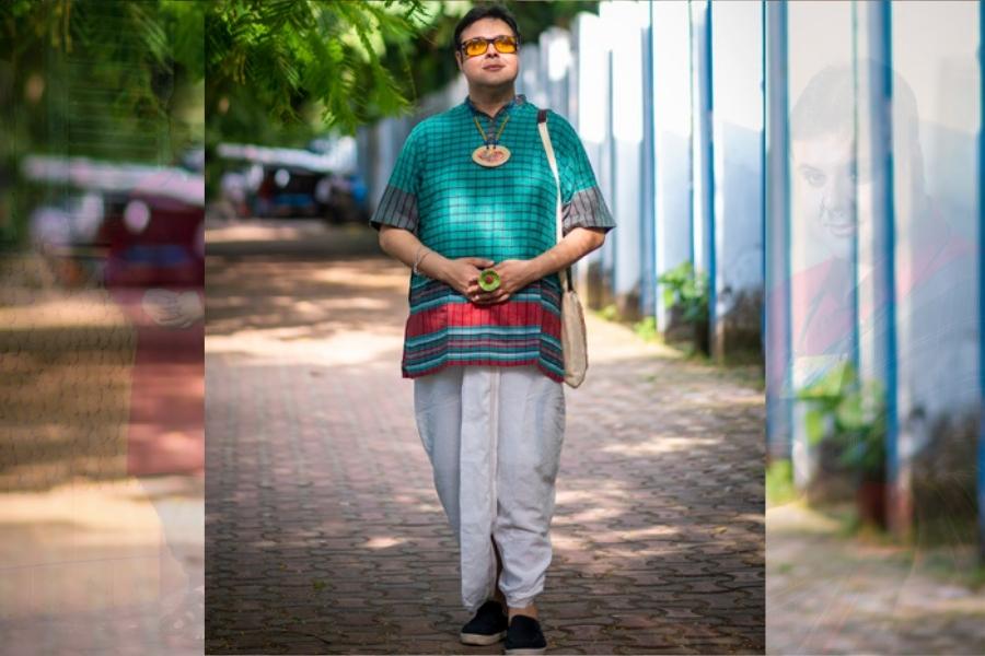 সাদা ধুতিতে তিনি সুপুরুষ। রকমারি চশমা অনায়াসে স্টাইল স্টেটমেন্টের একটা অঙ্গ হয়ে উঠেছে। 