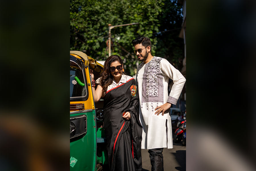 সাদা কালো প্রিন্টেড ব্লাউজ। সঙ্গে কালো শাড়ি। সপ্তমীতে এই লুকই রাখতে চান ‘কড়ি খেলা’র অভিনেত্রী। সঙ্গে হাতে জাঙ্ক জুয়েলারি আর একঢাল খোলা চুল। 