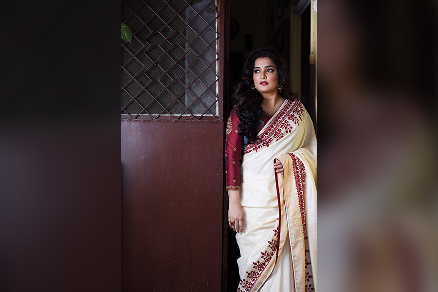 টলি পাড়াতেই ত্বরিতার সঙ্গে আলাপ সৌরভের। ২০১৭-য় সেই বন্ধুত্বই মাখে প্রেমের রং। 