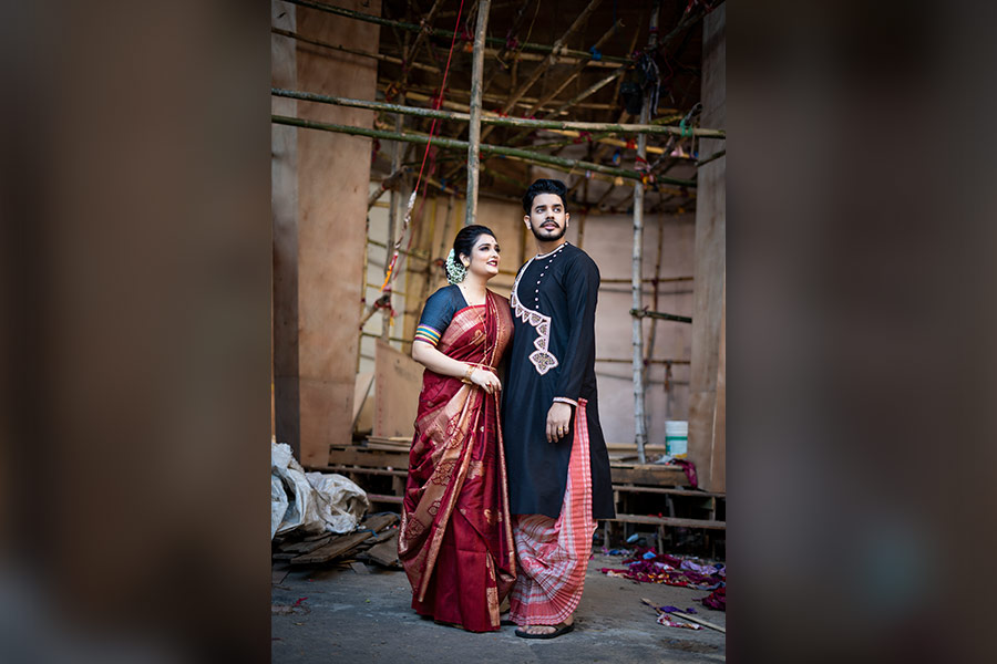 রিল লাইফের ব্যস্ততা থেকে বেরিয়ে পুজোর ক’টা দিন নির্ভেজাল ছুটি। বন্ধুদের আড্ডা, জমিয়ে খাওয়াদাওয়াতেই কাটে সৌরভ-ত্বরিতা।