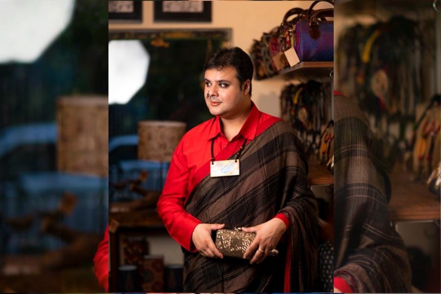 রবীন্দ্র-ভাবনায় অনুপ্রাণিত এই নেকপিস। এ ছাড়া পোশাকের সঙ্গে মানানসই চশমা, ব্যাগ খুবই পছন্দ করেন শিল্পী। 