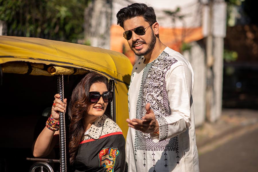 পুজো মানেই জমিয়ে আড্ডা আর ঠাকুর দেখা। ব্যস্ততা থাকলেও পুজোর ক’টা দিন মণ্ডপেই কেটে যায় বেশির ভাগ সময়। 