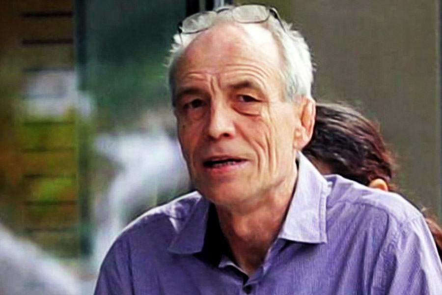 নিউজ-৭কে এক সাক্ষাৎকারে সাইমন বলেন, ‘‘উইলিয়ামকে ‘প্রিন্স অব ওয়েলস’ হিসাবে ঘোষণা করেছেন চার্লস। তাঁর এই সিদ্ধান্তের ‘মুখে লাথি’।’’ কারণ তাঁর মতে এই পদ পাওয়ার কথা ছিল সাইমনের।