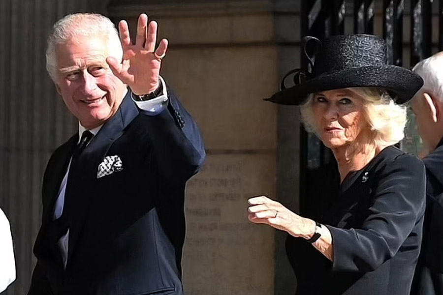 সাইমন আরও বলেন, ‘‘আমি খারাপ ভাবতে চাই না, তবে আমার খারাপ লাগে। চার্লস চাইলে আমার চিঠির অন্তত একটা উত্তর দিতে পারেন। চার্লসের ছেলে হিসাবে আমাকে মেনে নেওয়া উচিত। উইলিয়ামকে নতুন উপাধিতে ভূষিত করা হচ্ছে। কিন্তু আমার উত্তর কোথায়? আমার ডিএনএ পরীক্ষার দাবির কী হবে? চার্লস যদি আমার বাবা না হন, তা হলে তা প্রমাণ করুন।’’