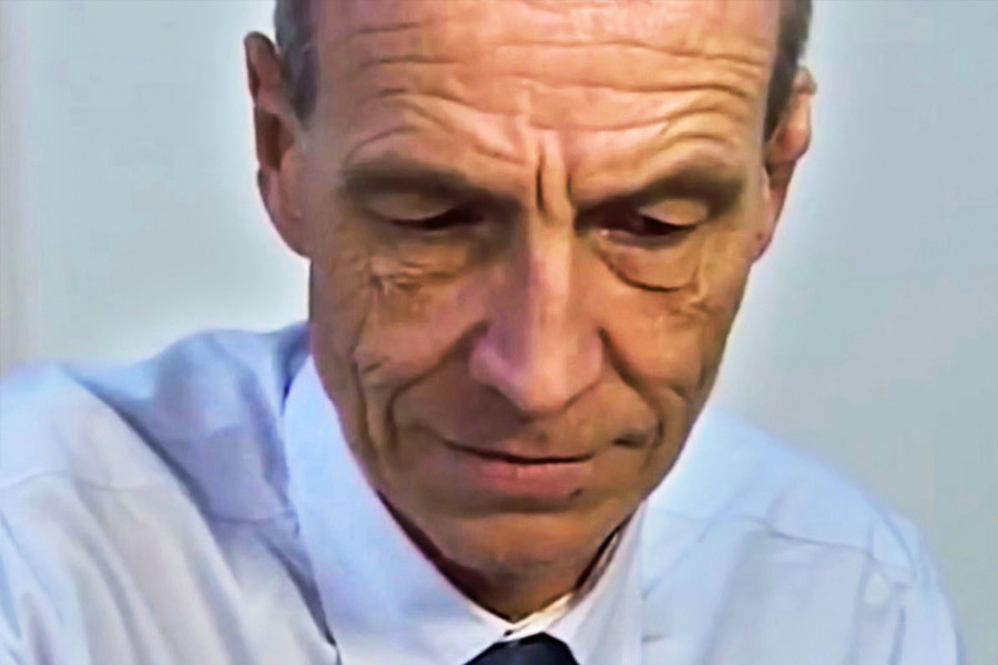 সাইমন জানিয়েছেন, এই নিয়ে তাঁর আইনজীবীর সঙ্গে কথাও হয়েছে। রাজা আইনের ঊর্ধ্বে কি না তা নিয়েও প্রশ্ন তুলেছেন সাইমন। চার্লসের পাশাপাশি ‘মা’ ক্যামিলার উপরেও ক্ষোভ উগরে দিয়েছেন তিনি।