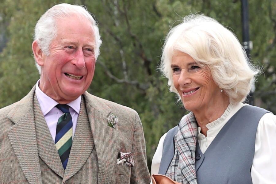 সাইমনের দাবি, তাঁর পালক দাদু-ঠাকুমা বলে জানতেন, এক সময় রাজ পরিবারে কাজ করতেন। তখনই তাঁদের হাতে সন্তানকে তুলে দেন চার্লস এবং ক্যামিলা, দাবি সাইমনের।