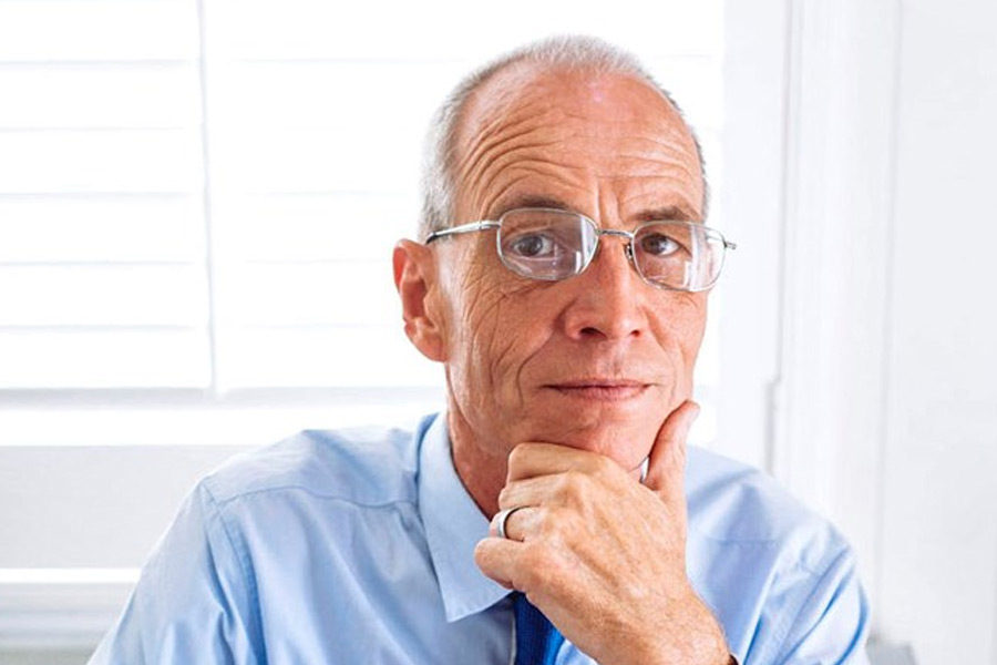 ক্যামিলা তাঁকে আট মাস বয়স পর্যন্ত নিজের কাছে রেখেছিলেন বলেও দাবি সাইমনের। তিনি জানান, রাজপরিবার ব্যক্তিগত নিরাপত্তারক্ষীদের দিয়ে তাঁকে আগলে রেখেছিলেন। পরে তাঁকে দত্তক দেওয়া হয়।