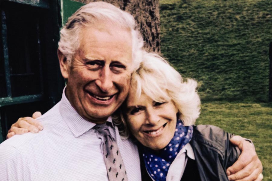 সাইমনের দাবি, তাঁকে দত্তক দেওয়ার সময় বিশেষ শর্ত দেওয়া হয়েছিল। শর্ত ছিল যে, তাঁর নামের প্রথমে থাকা সাইমন এবং মাঝে থাকা চার্লস বদল করতে পারবে না দত্তকে নেওয়া পরিবার।