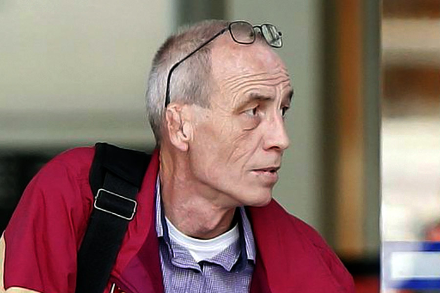 জন্মের শংসাপত্র এবং নামই তাঁকে রাজ পরিবারের সদস্য বলে প্রমাণ করে। এর জন্য অন্য কোনও প্রমাণের দরকার নেই বলেও মন্তব্য করেছেন সাইমন।