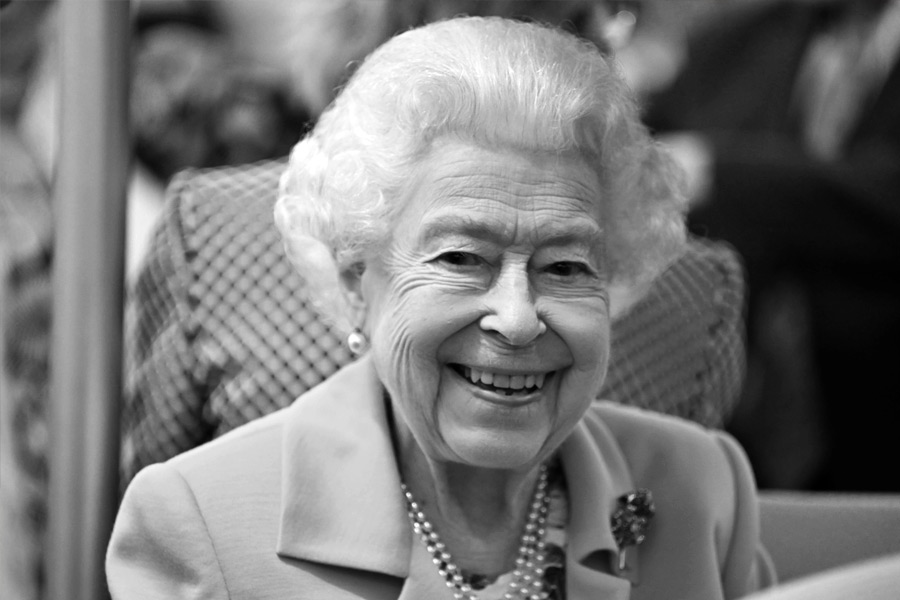 সম্প্রতি সাইমন অস্ট্রেলিয়ায় তাঁর সদ্য প্রয়াত ‘ঠাকুমা’ দ্বিতীয় এলিজাবেথের প্রতি শ্রদ্ধা জানান। পাশাপাশি তিনি এ-ও অঙ্গীকার নিয়েছেন যে, পরিচয় ফিরে পেতে তিনি খুব শীঘ্রই রাজ পরিবারের বিরুদ্ধে আইনি লড়াইয়ে নামবেন।