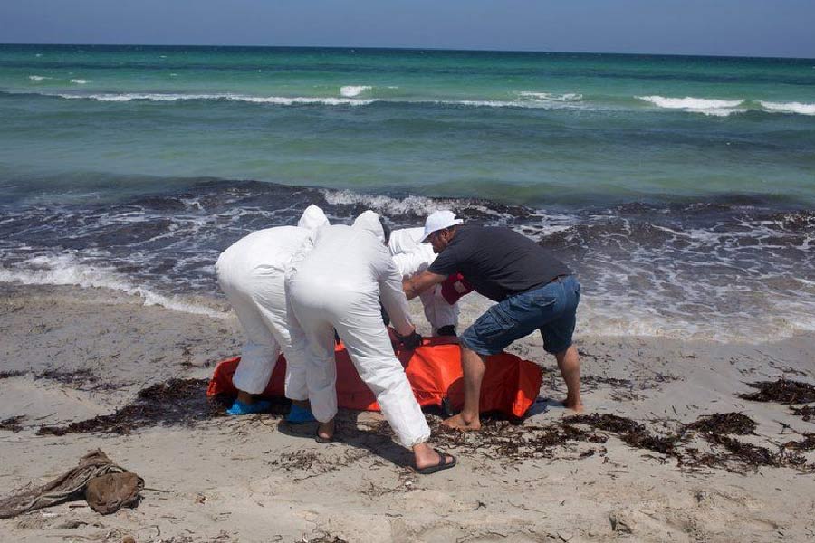 ২০২১-এর ২৬ জুলাই মুম্বইয়ের ভাসাইয়ের ভুইগাঁওয়ে সমুদ্রসৈকতে একটি ট্রাভেল ব্যাগ থেকে উদ্ধার হয় এক মহিলার মুণ্ডহীন দেহ। মৃতদেহটি যখন উদ্ধার করা হয়, তখন শরীরে পচন শুরু হয়ে গিয়েছিল। তবে এই মৃতদেহ কার বা এর পিছনে কার হাত রয়েছে, তা নিয়ে ধন্দে প়ড়ে যায় পুলিশ। ১৪ মাস পর পুলিশ সেই খুনের ঘটনার কিনারা করে।