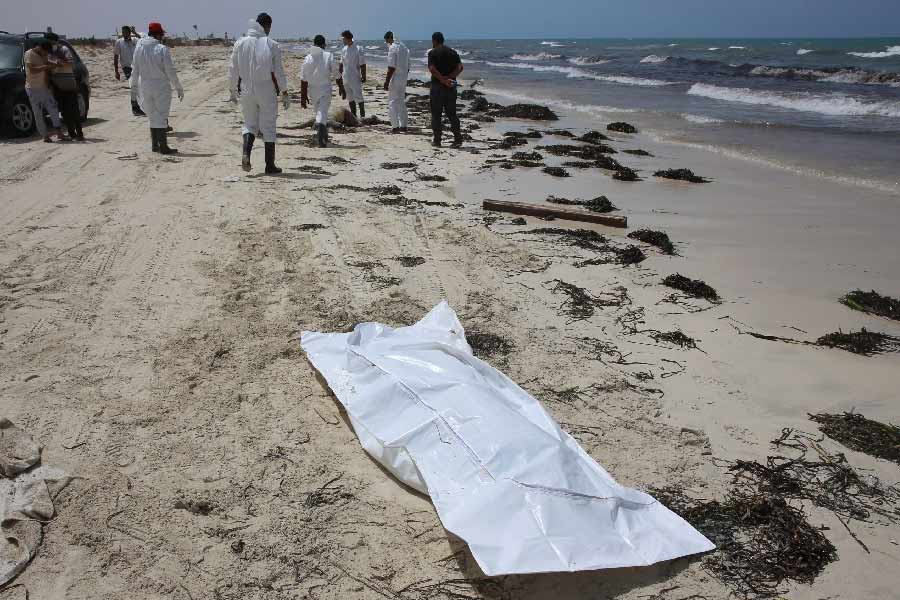 খুনের কিনারা করতে চারটি দল গঠন করা হয়। এক বছর ধরে থানায় নিখোঁজ মহিলাদের অভিযোগগুলি খতিয়ে দেখে তদন্তকারী দলগুলি। মৃতদেহের হাতে মেহেন্দির নকশা দেখে পুলিশ আন্দাজ করে যে মৃতা ইসলাম ধর্মাবলম্বী।