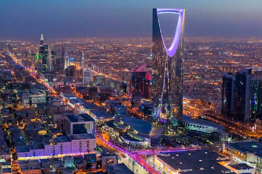 মাঝখানে বেশ কিছু দিন কর্মসূত্রে সৌদি আরবেও ছিলেন আসিফ। করোনা অতিমারির আবহে তিনি বাড়ি ফিরে আসেন।