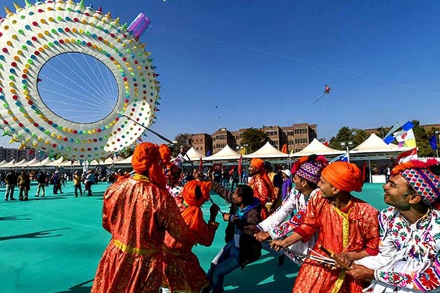 মকর সংক্রান্তি দিন গুজরাট জুড়ে চলে ঘুড়ির প্রতিযোগিতা।