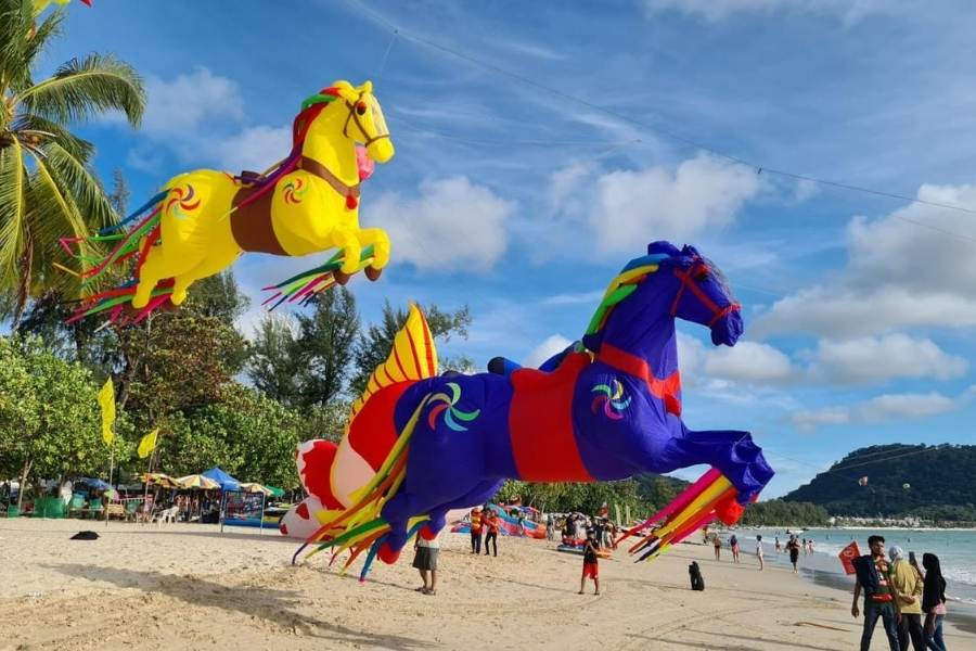 মকর সংক্রান্তি এবং বিশ্বকর্মা পুজোর দিন গোটা ভারত জুড়ে পালিত হয় ঘুড়ির উৎসব। কলকাতাতে পৌষ সংক্রান্তি এবং বিশ্বকর্মা পুজোর দিনও ঘুড়ি ওড়ানো হয়। তামিলনাড়ুতে পোঙ্গল এবং গুজরাতে উত্তারয়ণের সময় পালিত হয় ঘুড়ির উৎসব। বিশ্ব জুড়ে কী কী ঘুড়ি রয়েছে দেখুন এক ঝলকে।