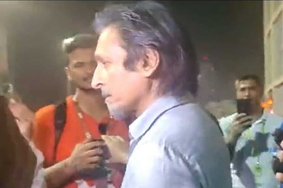 সাংবাদিকের ফোন কেড়ে নেওয়ার সেই মুহূর্ত।