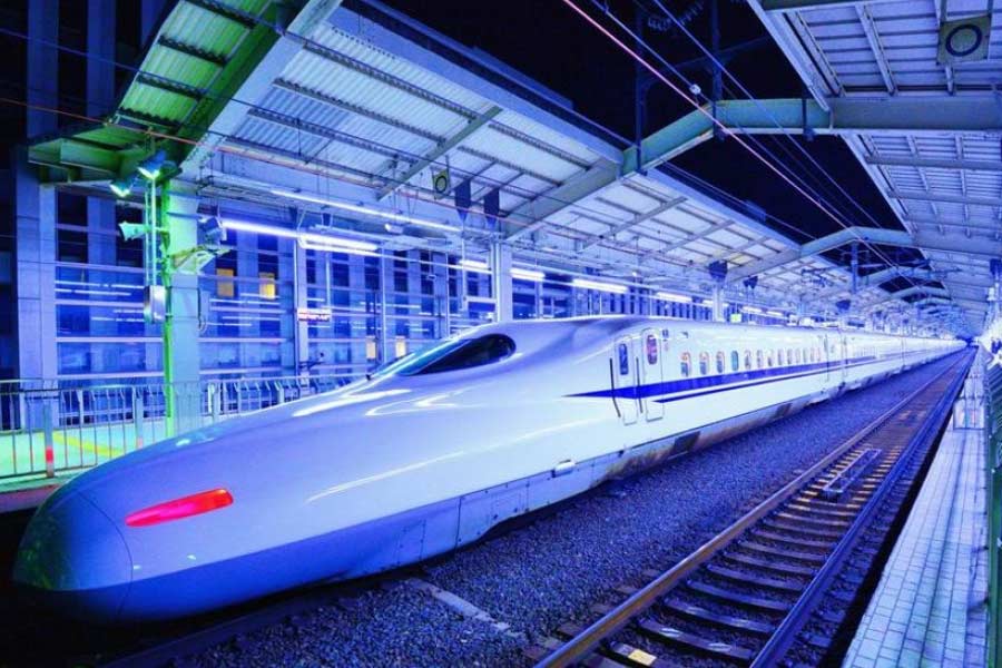 দ্রুত গতির নানা বুলেট ট্রেনে ছেয়ে গিয়েছে ইউরোপ, আমেরিকার বহু দেশ। চিন, জাপানেও রয়েছে বুলেট ট্রেন। সেগুলিতে চেপে অত্যন্ত কম সময়ে এক শহর থেকে অন্যত্র পৌঁছনো যায়। তবে হাইপারলুপ প্রযুক্তির যানে চেপে নাকি লস অ্যাঞ্জেলস থেকে সান ফ্রান্সিসকোর দূরত্ব (প্রায় ৬১৫ কিমি) পার করা যাবে মাত্র ৪৫ মিনিটে। তা নাকি ঘণ্টায় ১২০০ কিলোমিটার গতিতে ছুটতে পারবে।