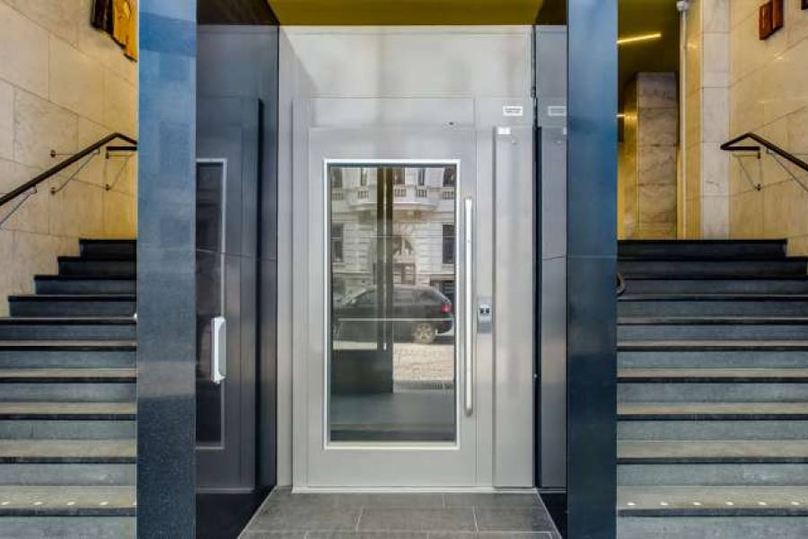 ভিতরে পা, বাইরে বাকি শরীর, চলতে শুরু করল স্কুলের লিফট! করুণ পরিণতি তরুণী শিক্ষিকার