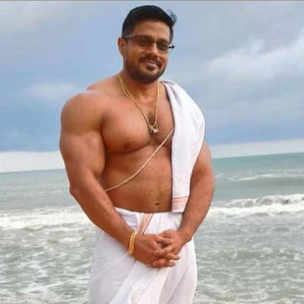 নেটমাধ্যমে ওই ‘বাহুবলীকে’ নিয়ে হইচই শুরু হতেই তাঁর খোঁজ শুরু করেছিল স্থানীয় সংবাদমাধ্যমগুলি। তাদের রিপোর্ট জানিয়েছে, ওই ‘বাহুবলী’ হলেন ৪৩ বছরের অনিল গোচিকার। পুরীর মন্দিরের ‘প্রতিহারী’ হিসাবে বছরের পর বছর ধরে জগন্নাথের সেবায় নিয়োজিত তিনি।