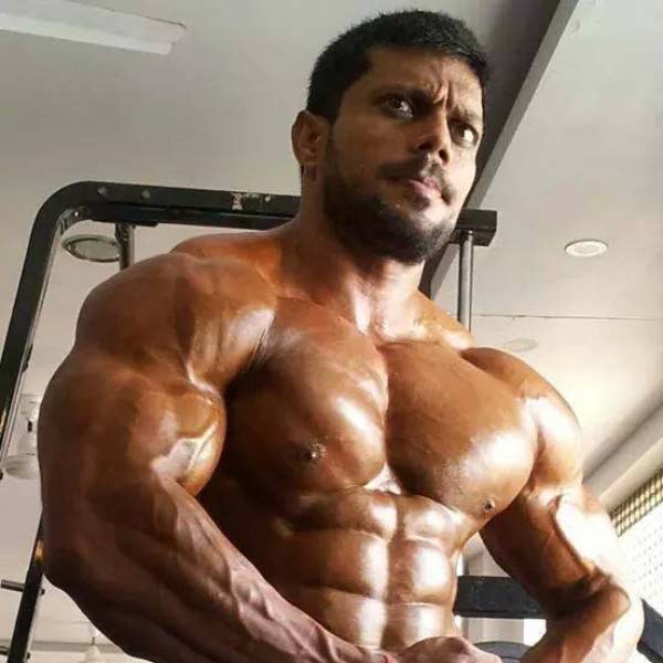 ২০১০ সাল থেকে প্রতি দিন দুপুরবেলাটা ব্যায়ামের জন্য বরাদ্দ রেখেছেন অনিল। এই ১২ বছরে নিষ্ঠার ফলও পেয়েছেন তিনি। রাজ্য-দেশের গণ্ডি ছাড়িয়ে বডিবিল্ডার হিসাবে আন্তর্জাতিক মঞ্চেও নজর কেড়েছেন তিনি।