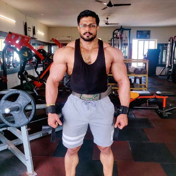 দেহসৌষ্ঠব গড়ায় মন দেওয়া অনিল মাছ-মাংস ছুঁয়েও দেখেন না। তিনি নিরামিশাষী। এমনকি, মদ-সিগারেট বা তামাকজাতীয় সব ধরনের নেশা থেকে দূরে থাকেন।