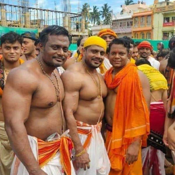 অতিমারির সময় বহুড়া যাত্রার দিনই রাস্তায় নেমে রথের রশিতে টান দিয়েছিলেন অনিল। চিরাচরিত প্রথা অনুযায়ী, বহুড়া যাত্রার দিন নিজেদের মাসির বাড়ি থেকে পুরীর মন্দিরের গর্ভগৃহ ফিরে আসেন জগন্নাথ, বলভদ্র এবং তাঁদের বোন সুভদ্রা।