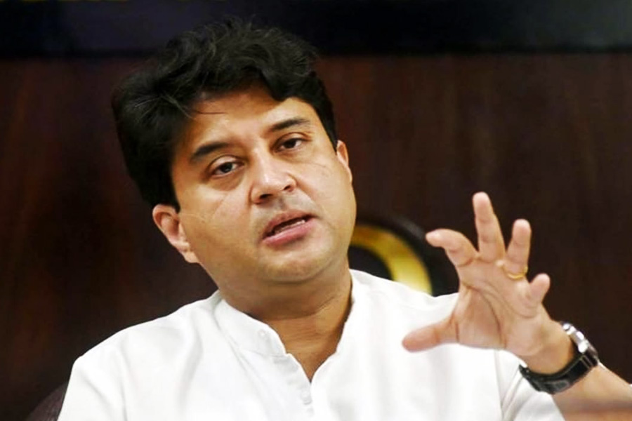 একদা কংগ্রেসের নেতা ছিলেন। বর্তমানে বিজেপি নেতা ও সাংসদ জ্যোতিরাদিত্য শিন্ডের সম্পত্তির পরিমাণ জানলে চমকে যাবেন। সংবাদ সংস্থা সূত্রে খবর, তাঁর মোট সম্পদের পরিমাণ ২ হাজার ৯৭০ কোটি টাকা।