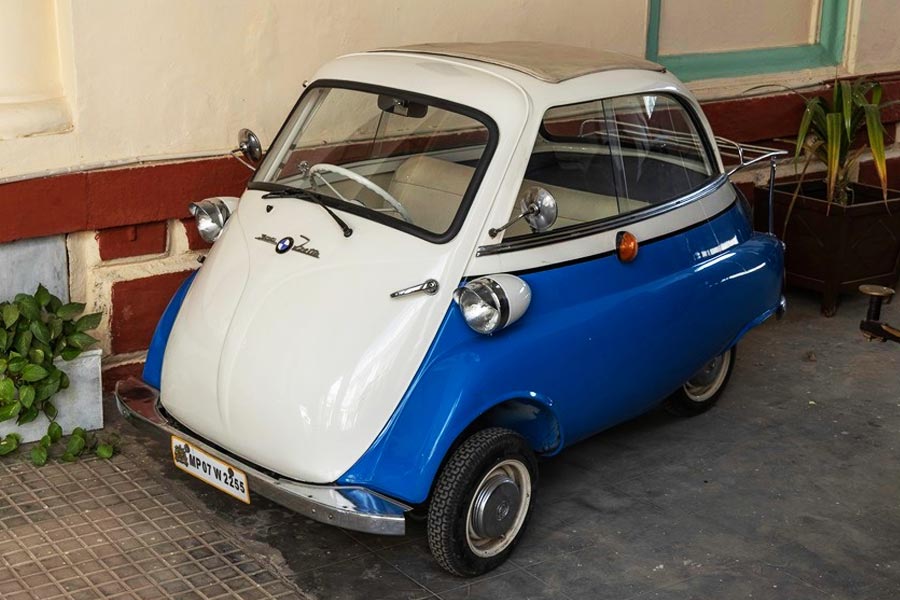 জ্যোতিরাদিত্যের বাড়িতে রয়েছে বিলাসবহুল গাড়ি। ‘বিএমডব্লিউ ইসেটা’ গাড়ি রয়েছে বিজেপি নেতার। 