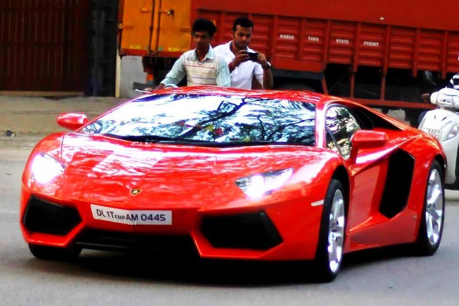  কর্নাটকের পরিচিত রাজনৈতিক নেতা নিখিল। কর্নাটকের প্রাক্তন মুখ্যমন্ত্রী এইচ ডি কুমারস্বামীর ছেলে তিনি। তাঁদের ব্যবসাও রয়েছে। 