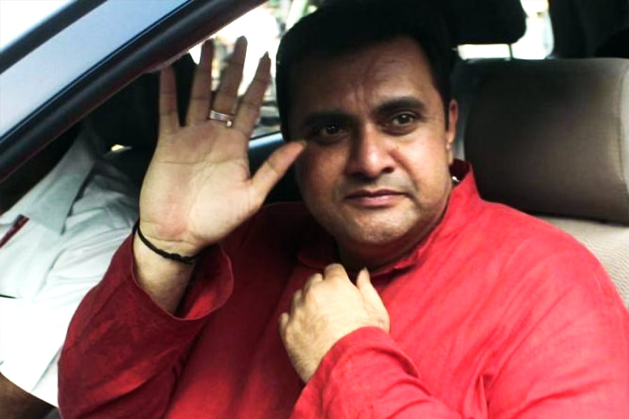 কর্নাটকের আরও এক রাজনীতিকের কোটি টাকার গাড়ি রয়েছে। তাঁর নাম প্রমোদ মাধওয়ারাজ। কর্নাটকের উদুপির কংগ্রেস বিধায়ক তিনি। 